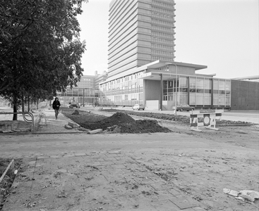 882054 Gezicht op de herinrichting van de Heidelberglaan in het universiteitscentrum De Uithof, met rechts op de ...